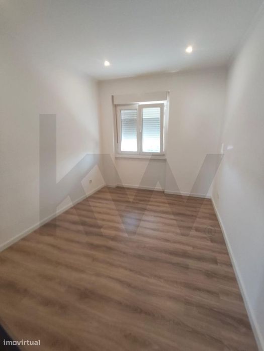 Apartamento T2 Totalmente Remodelado Com Logradouro – Cruz De Pau