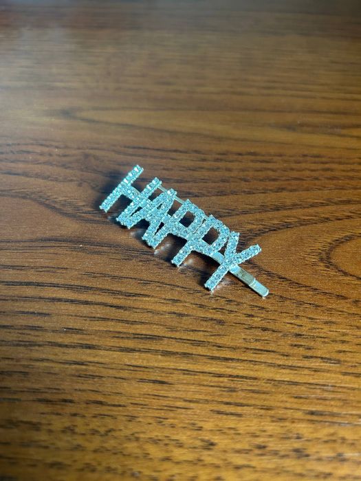 заколка з написом happy