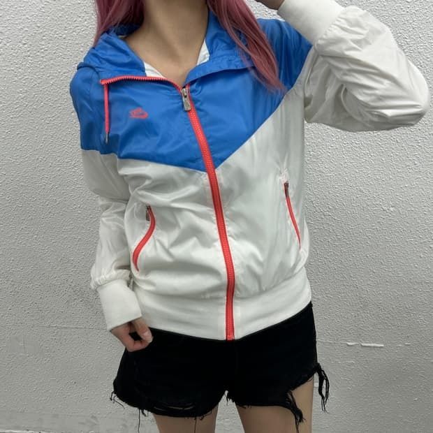 Жіноча вітрівка Nike Windrunner оригінал розмір M