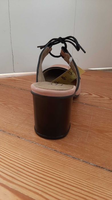 Sapatos abertos Fly London novos