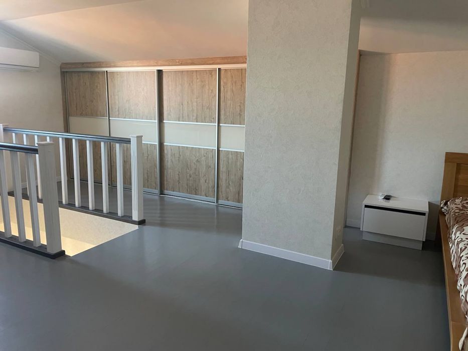 2поверхова квартира біля Епіцентру