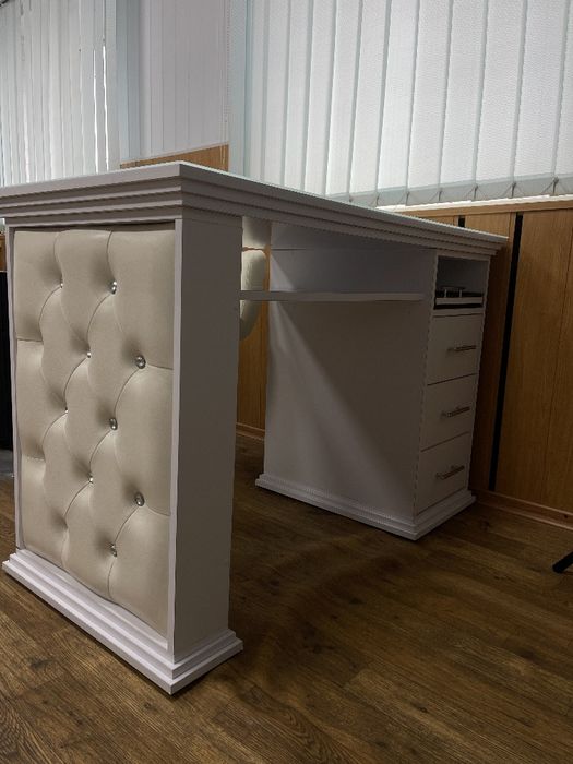 Маникюрный стол в идеальном состоянии