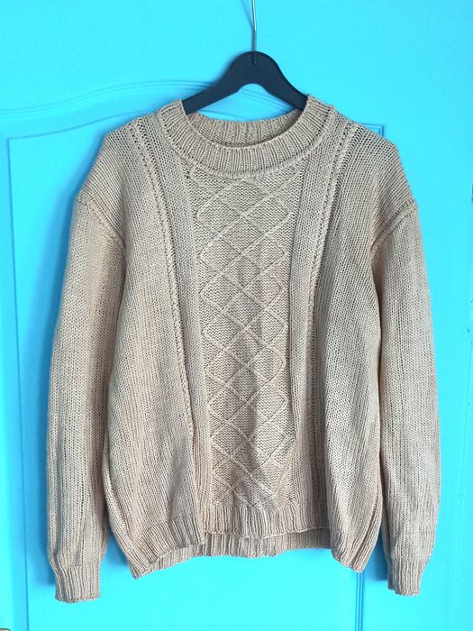 Sweter damski beżowy, ciepły sweterek ze wzorem