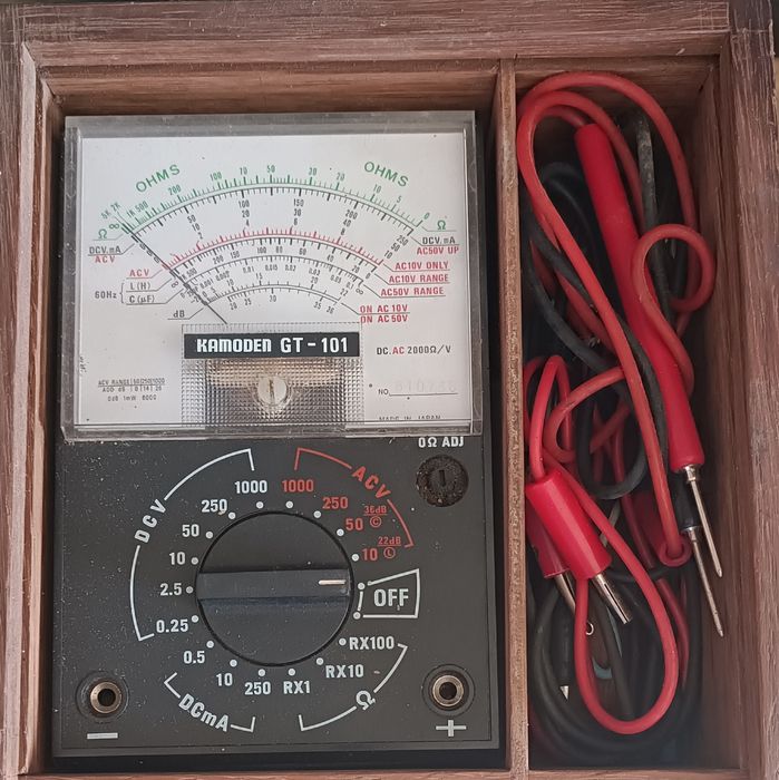 Multímetro analógico, modelo Kamoden GT-101 (fabricado no Japão).