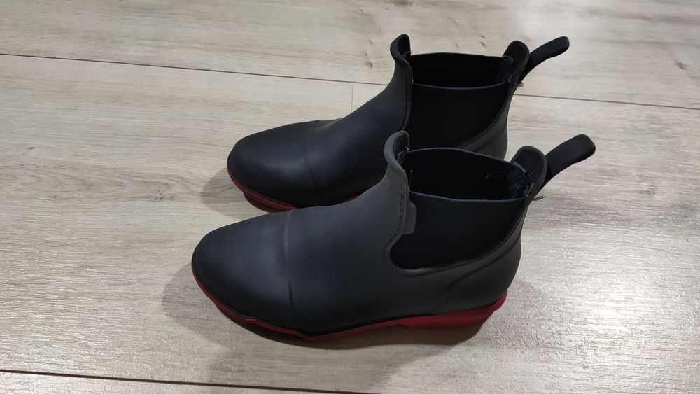 Sztyblety Fouganza r. 34 czarne z czerwoną podeszwą