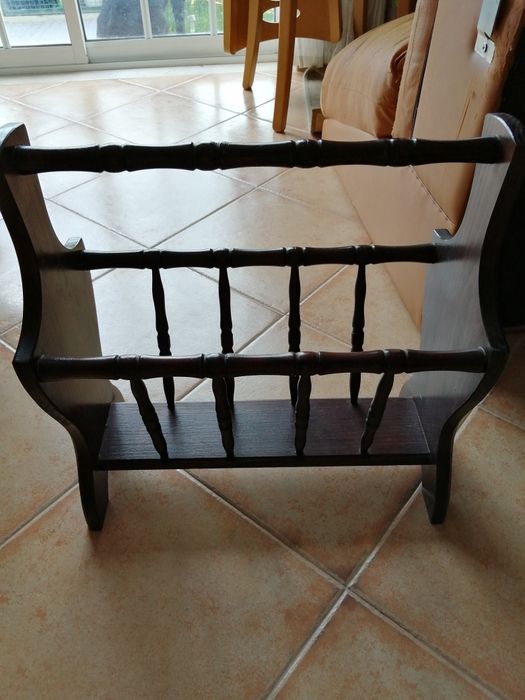 Porta revistas em mogno