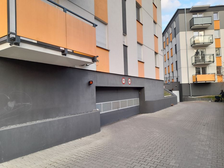 Sprzedam miejsce w hali garażowej