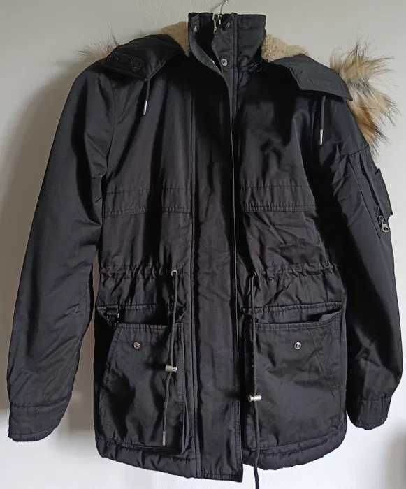 Czarna kurtka parka z kapturem | Ściągacz w talii | Bershka XS (34)