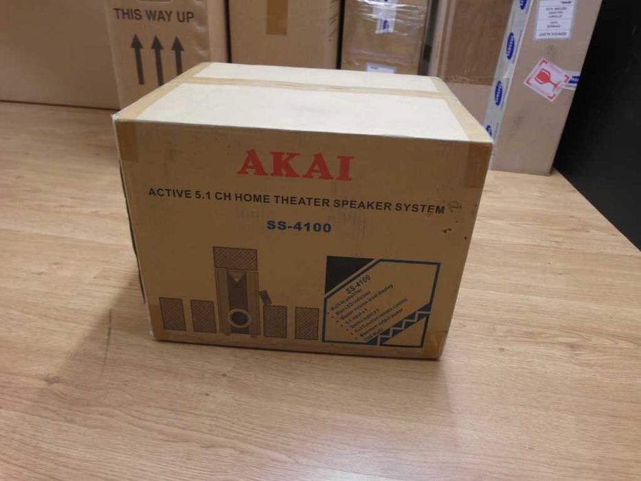Amplificador com 5 colunas e woofer Akay Novo