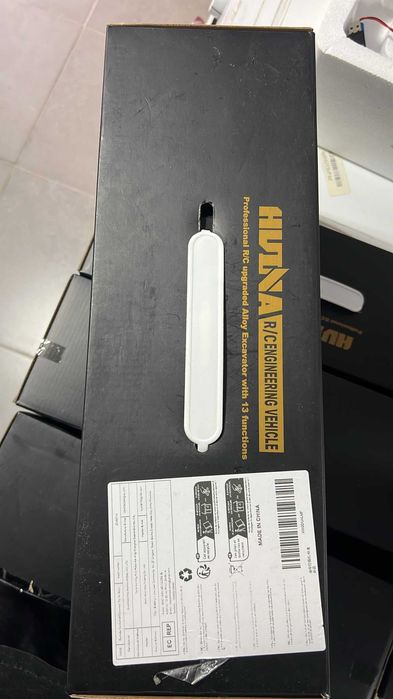 Huina 1661 Escavadeira RC Escala 1:18 2.4G 13CH com Caçamba de Liga Metálica, Luz LED, Spray, Rotação de 380° - Veículo de Controle Remoto Verde
