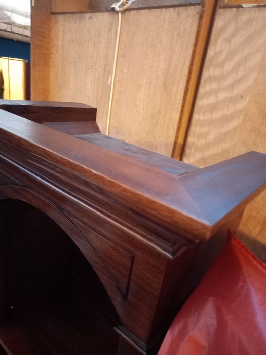 Estantes em madeira com prateleiras