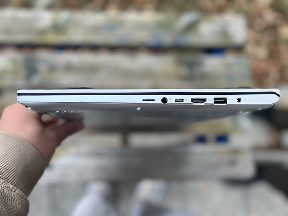 Asus VivoBook M712U 16GB/1TB Razen 7