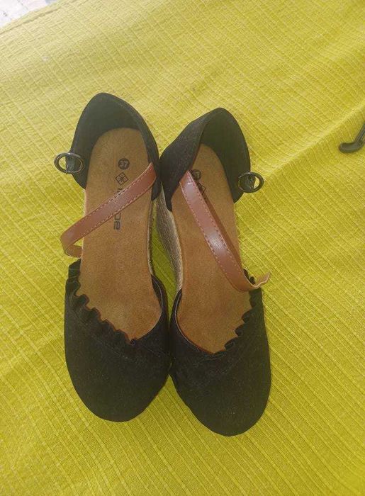 Sandalias de cunha preta da Inside