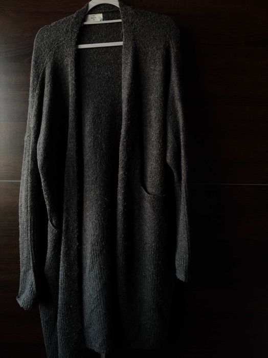 Długi szary sweter z kieszeniami