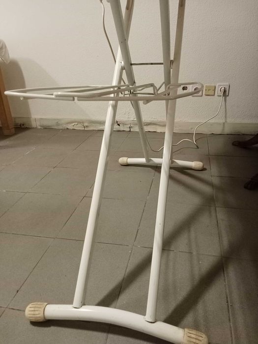 Tábua de passar a ferro elétrica