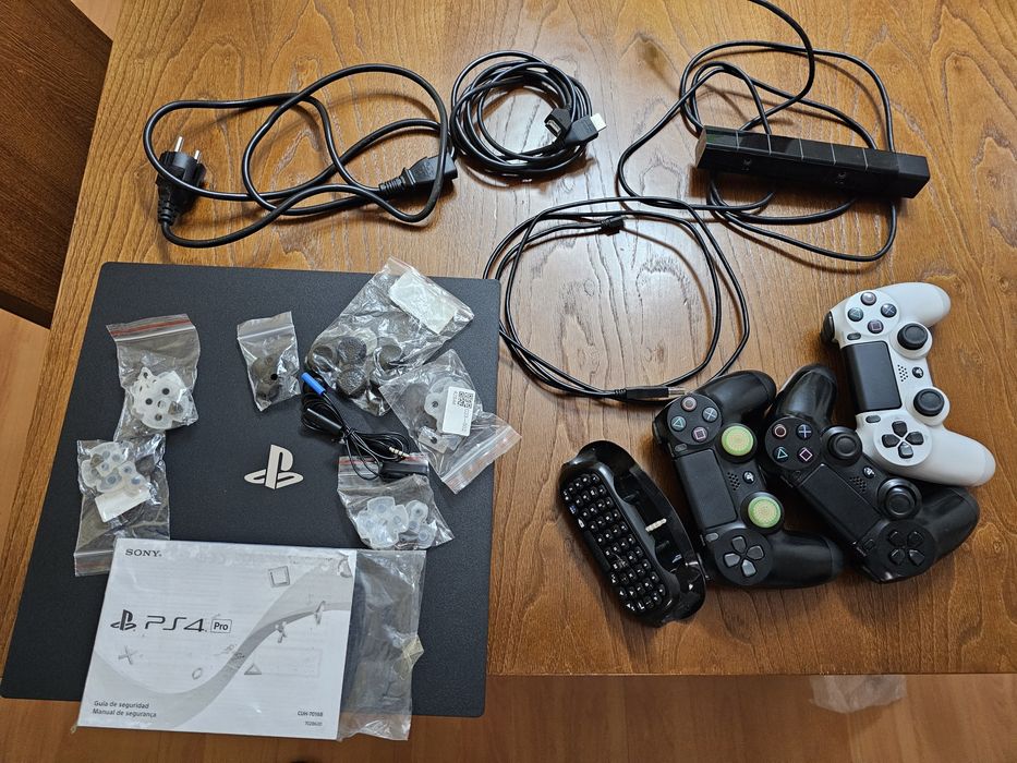 PS4 PRO + 3 comandos + câmara de vídeo + PSTV e vários acessórios incluindo todos os cabos e  auricular sem uso