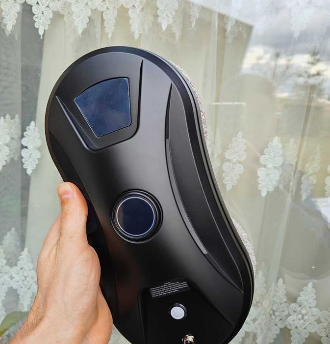 Робот для миття вікон, миє ретельно без розводів з розпиленням рідини!