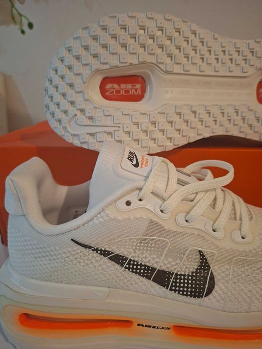 Ténis Nike VOMERO