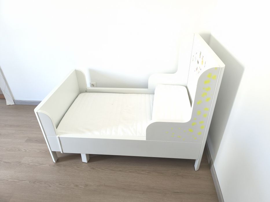 Cama e dois móveis