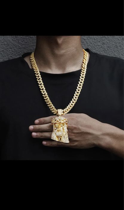 Colar com pingente de jesus