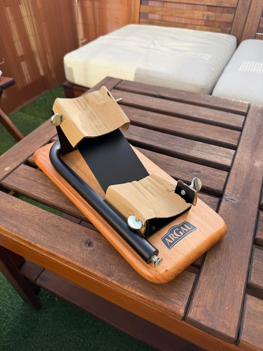 Tábua de madeira de cortar presunto nova