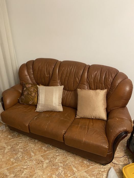3 sofás em pele.
