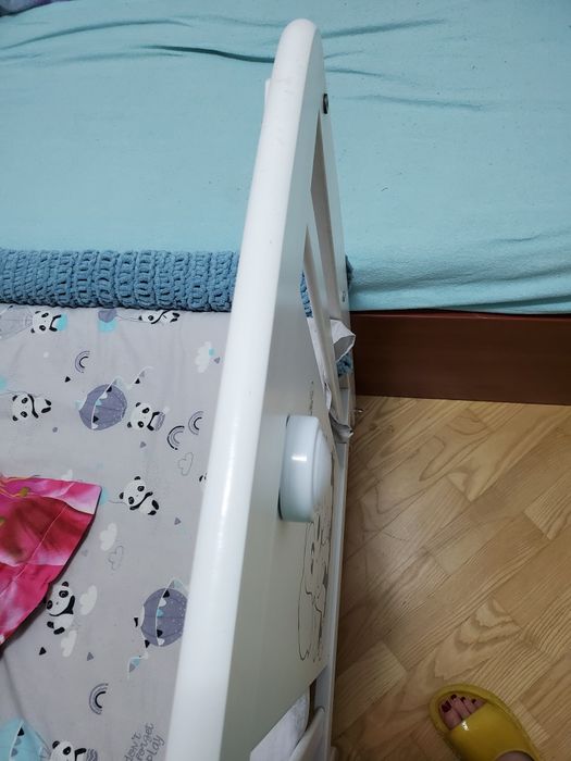 Біле  дитяче ліжко