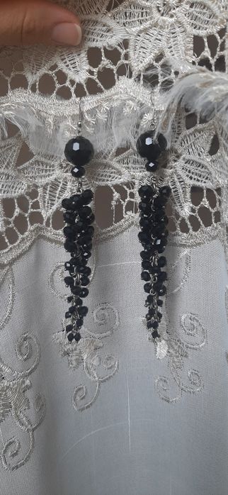 Сережки довгі, чорні,