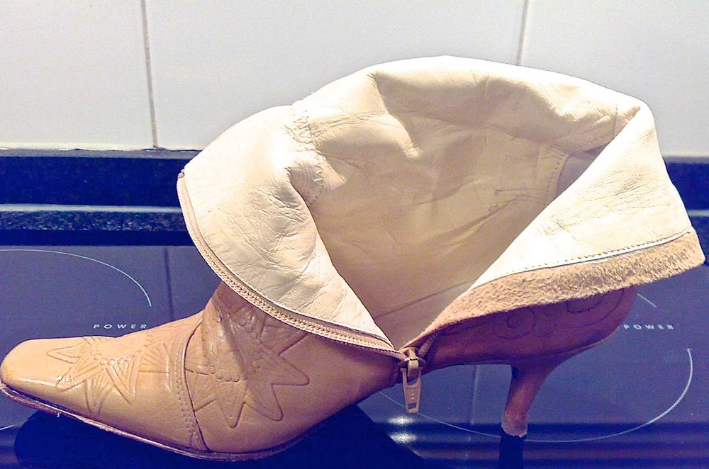 Botas em pele usadas em bom estado