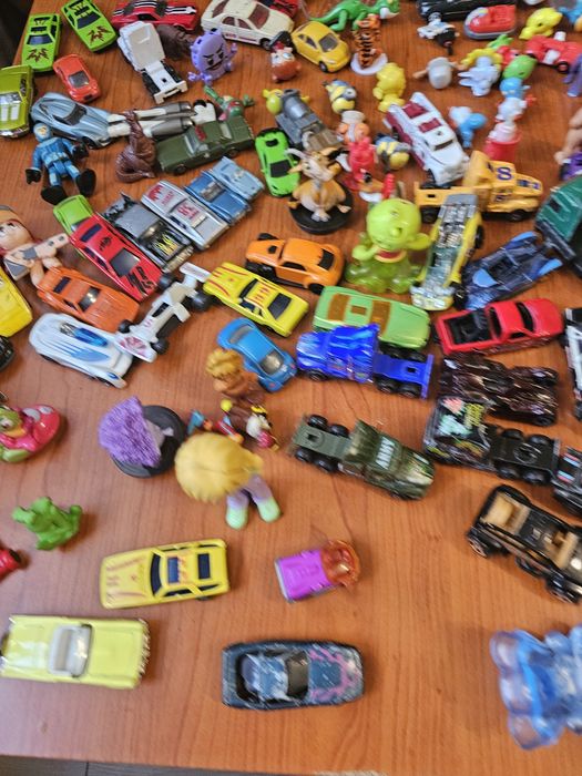 Zabawki kinder, hot wheels