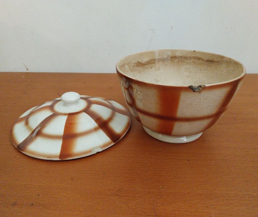 Malga  antiga com tampa.