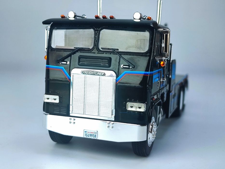Колекційна модель 1984 Freightliner FLA 9664 — Terminator 2 (1:43