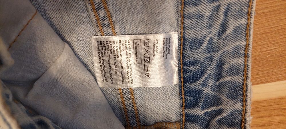 Wide High Jeans, wysoki stan, proste, szerokie nogawki i przetarcia