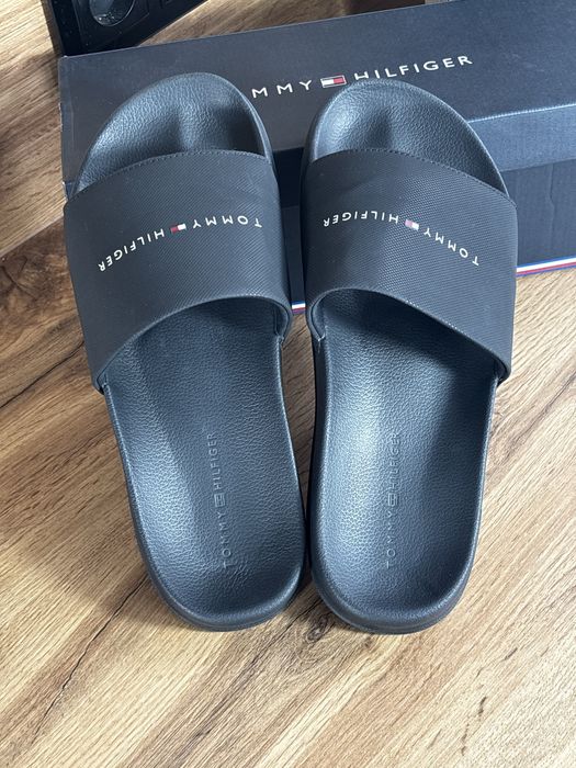 Buty Tommy Hilfiger 44 czarne klapki z logo slides
