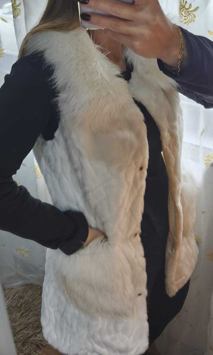 Colete de pelinho com gola amovível