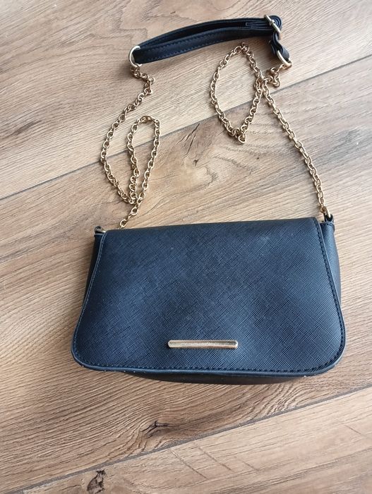 Czarna kopertówka ze złotym łańcuszku