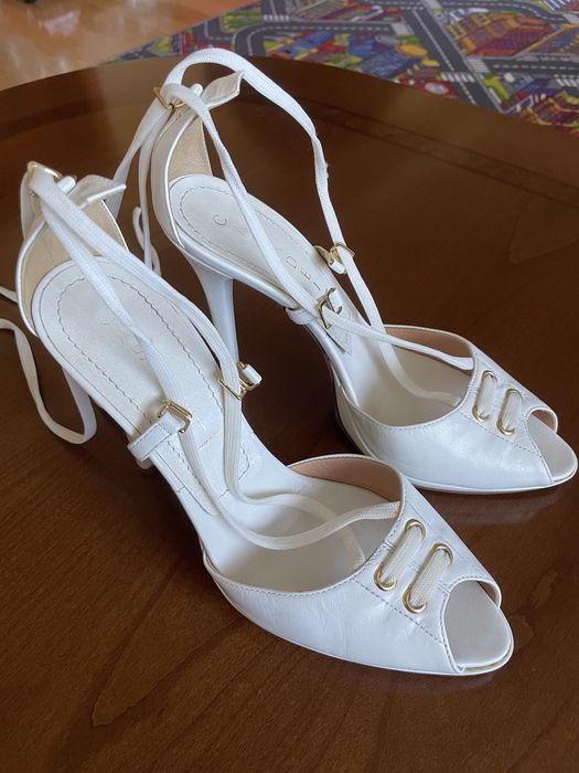 Босоножки белые женские.