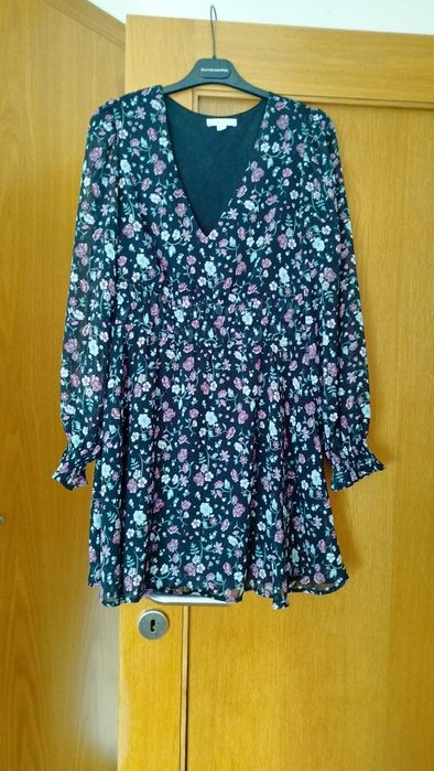 Vestido com flores rosas e verdes