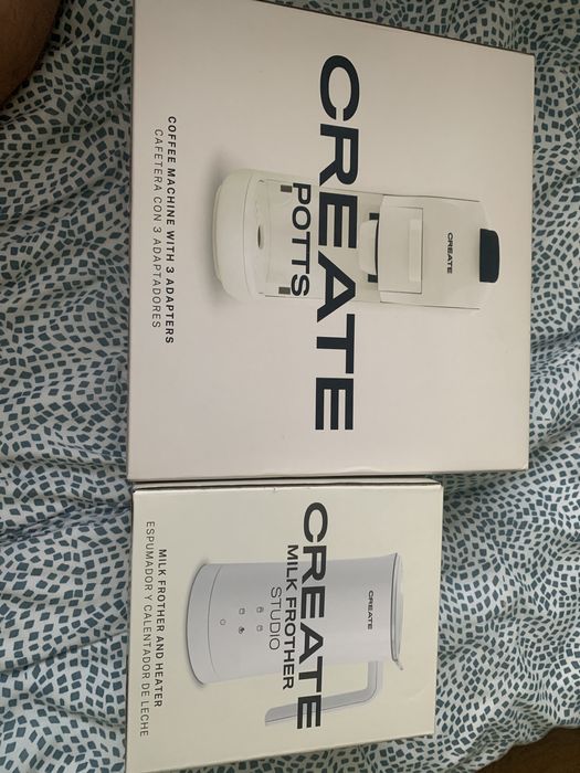 w zestawie ekspres do kawy i czajnik do podgrzewania mleka,