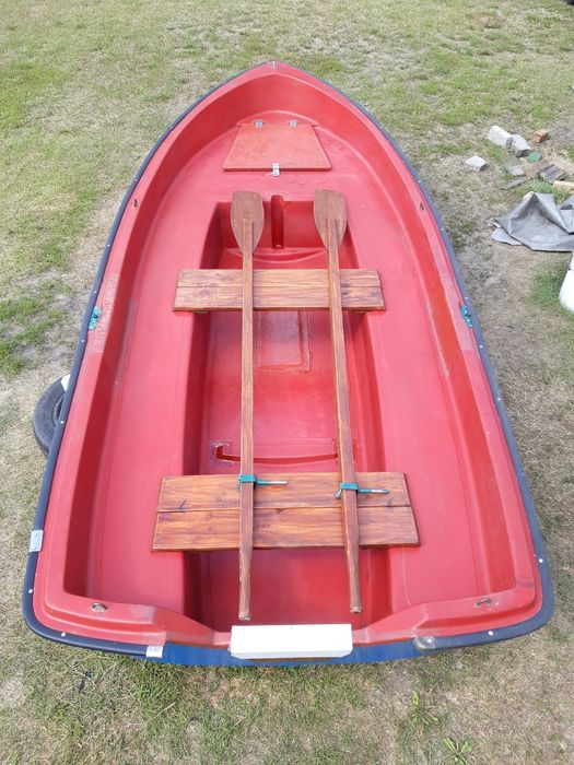 Sprzedam dużą łódkę wędkarską.