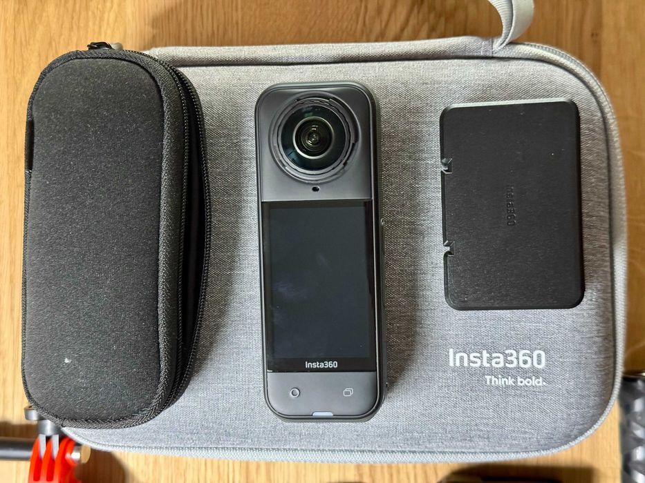 Insta360 X5 Essentials Bundle + Extras + Moto kit | Como Nova