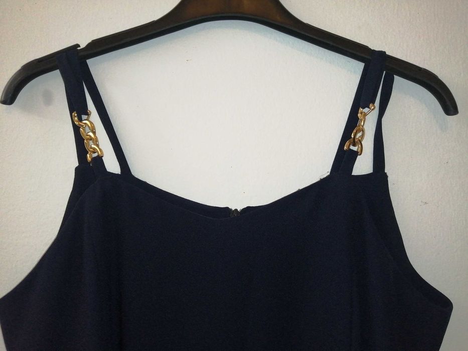 Vestido de cerimónia azul escuro.