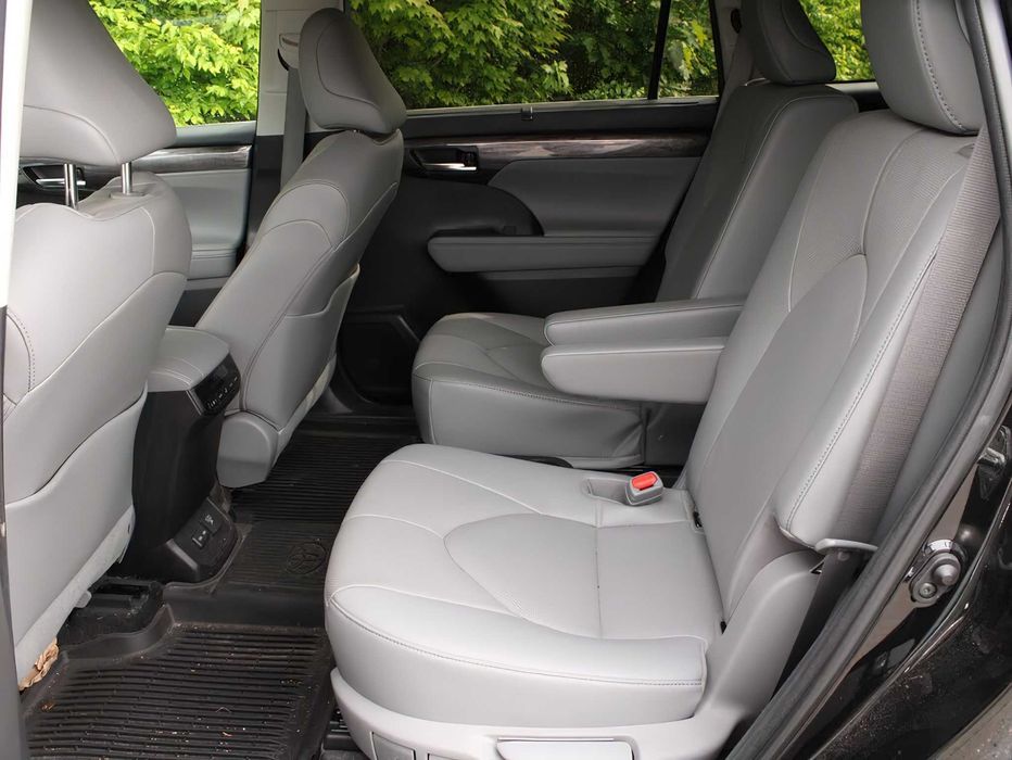 Toyota Highlander Hybrid Limited      2023