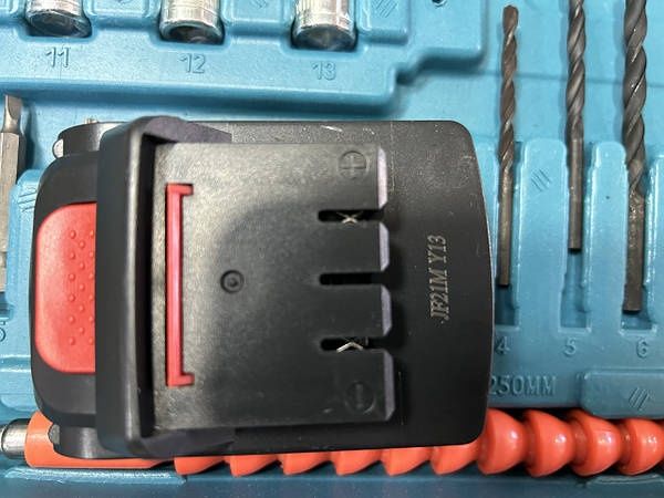 Шуруповерт  / 2 аккумулятора/ набор бит и свер / дрель