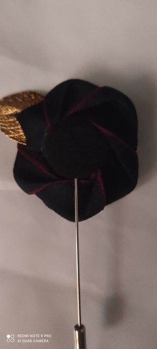 Szpilka z granatową różą do butonierki .