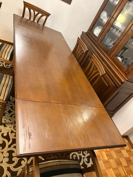 Mesa de jantar + Aparador com cristaleira