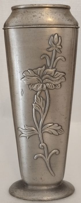 Vendo Jarra em estanho gravada em relevo