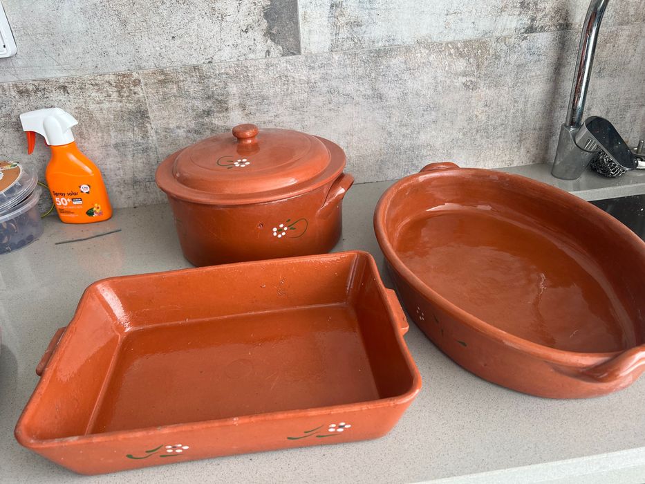 Tabuleiros e tacho em barro457556546207109120