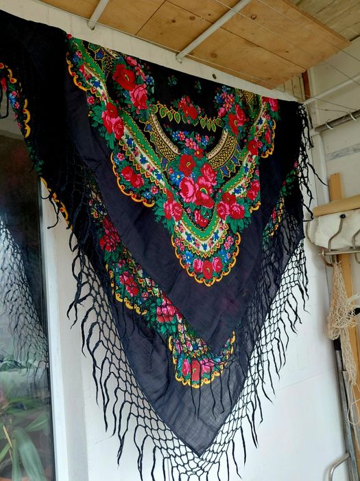 Чорна  шерстяна  хустка  з китицями . 130×130