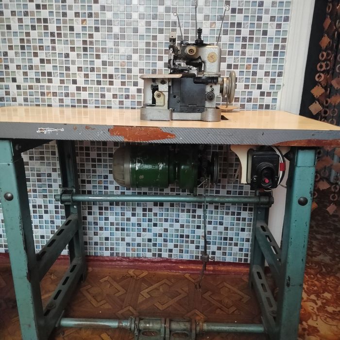 Продам оверлок со станиной 51кл